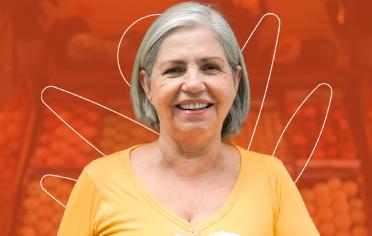 Mujer sonriendo con mercado