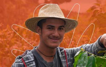 Hombre son sombrero sonriendo