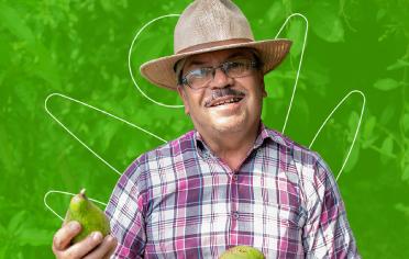 Señor con sombrero y sonriendo