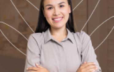 Mujer cruzada de brazos sonriendo