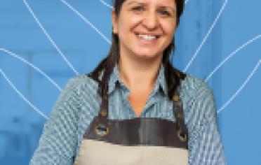 Mujer sonriendo con delantal