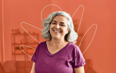 Mujer adulta sonriendo a cámara con fondo rojo