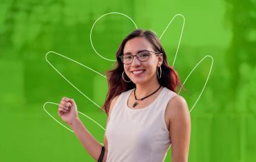 Mujer sonriendo a cámara con fondo verde