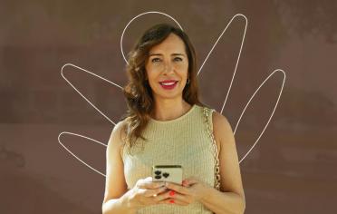 Mujer sonriendo fondo café