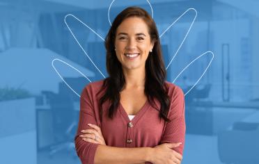 Mujer sonriendo cruzada de brazos