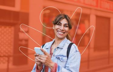Mujer con chaqueta de jean sonriendo con fondo rojo