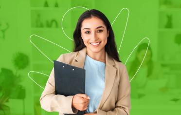 mujer sonriendo con planilla en mano en un fondo verde
