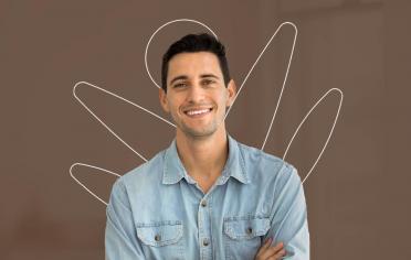 hombre sonriendo con fondo café