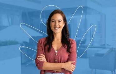 mujer sonriendo, con fondo azul