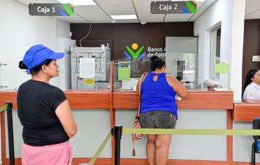 Banco reintegra comisiones en oficinas 